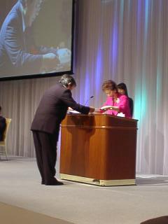 賞状を受け取る村井さん