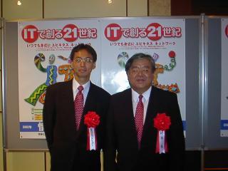 村井さんとお揃いのネクタイで撮影