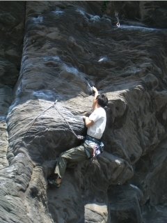 左手で強烈に引きつけて、大きな穴をに取る